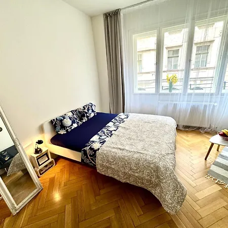 Perfect Place In The Center * Prag